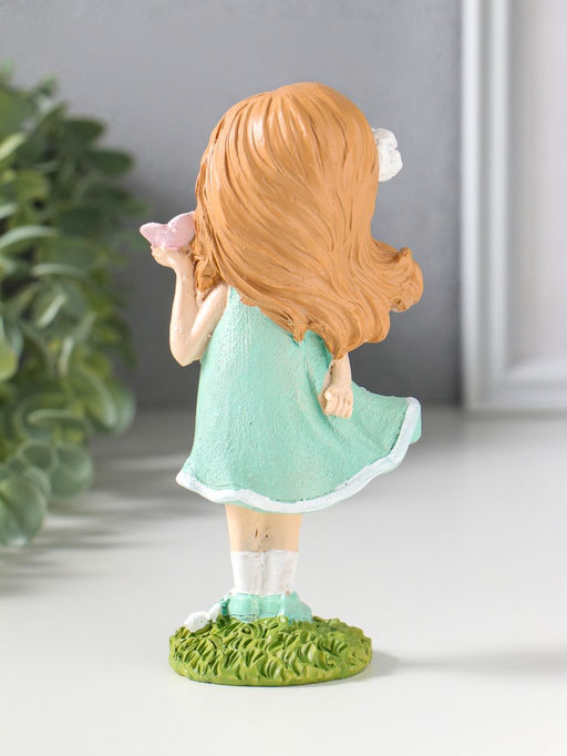 Фигурка полистоун «Малышка в зелёном платье с цветами, с бабочкой на ладоне», 7.5×5×15.5 см