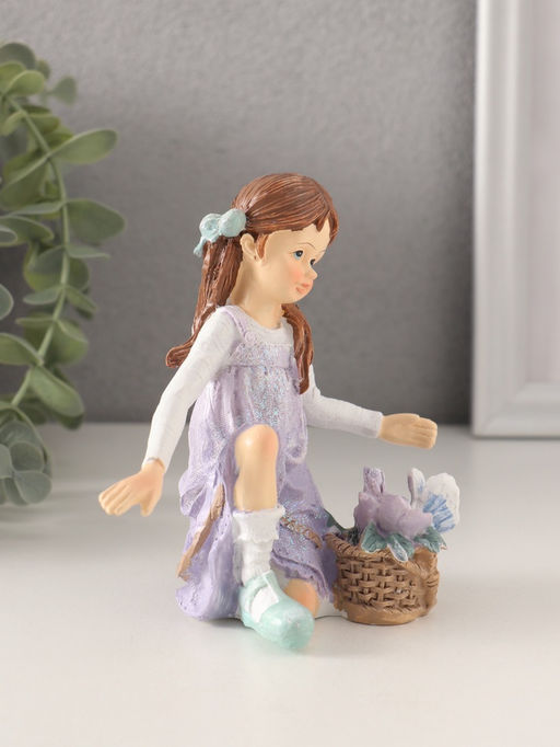 Фигурка полистоун «Девочка в сиреневом сарафане с корзинкой цветов», 11×6.5×12 см