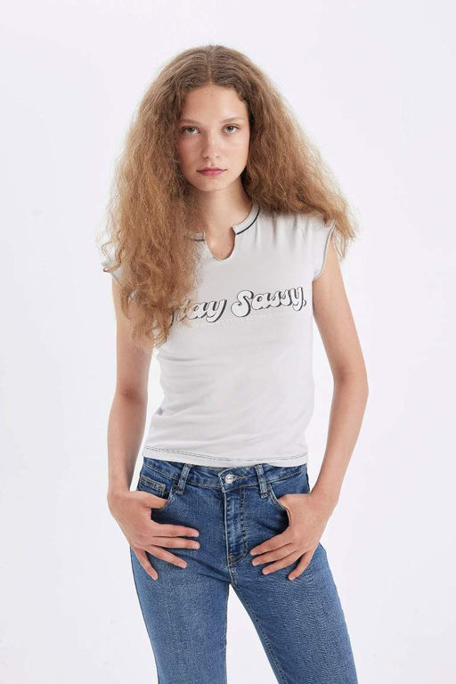 Приталенная футболка с коротким рукавом и V-образным вырезом с принтом - Defacto фото 3