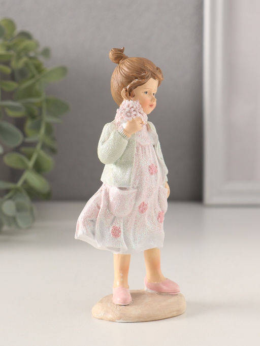 Фигурка полистоун Малышка в розовом платье и зелёной кофточке, с букетиком, 5?4?12.5 см