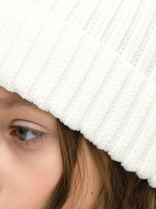 Молочная вязаная шапка