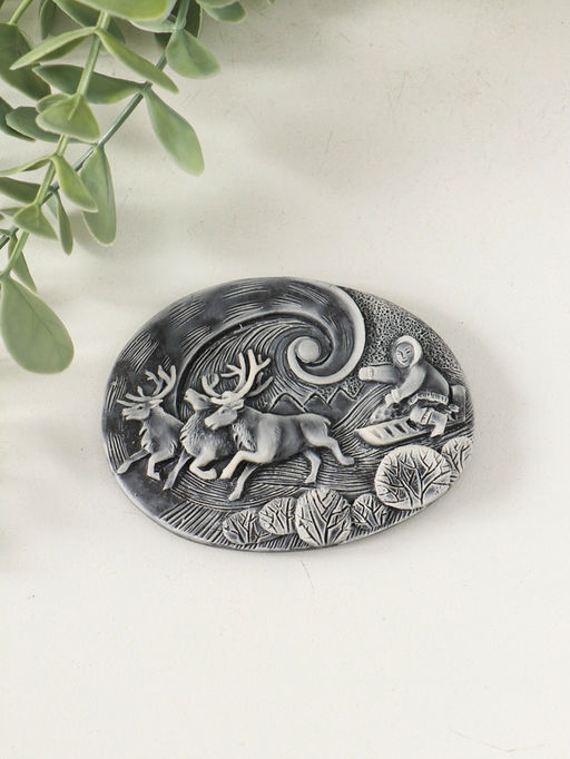 Магнит "Погонщик оленей на фоне северного сияния (барельеф)" 6 см