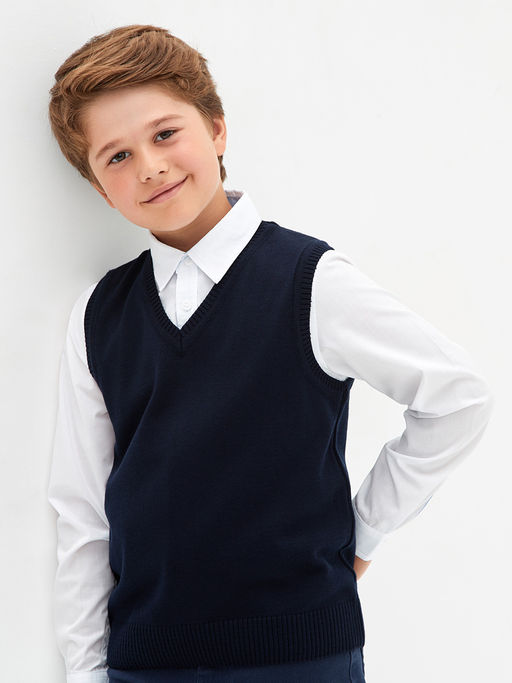 Темно-синий вязаный жилет для мальчика