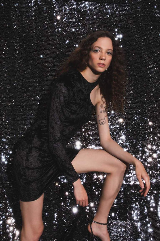 Облегающее велюровое мини-платье на одно плечо с длинными рукавами - Defacto фото 3