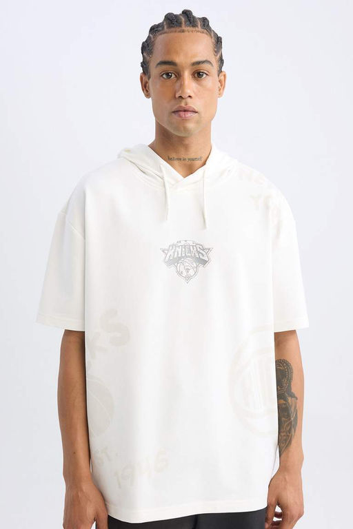 DeFactoFit NBA New York Knicks Oversize Genis Kal?p Kapusonlu Bask?l? K?sa Kollu Tisort  фото 2