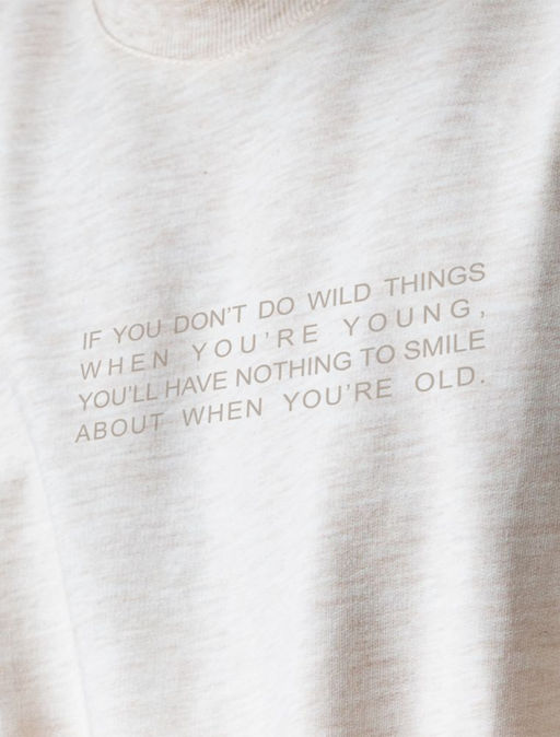 Футболка с открытыми срезами из тонкого футера с принтом - Vilatte фото 4