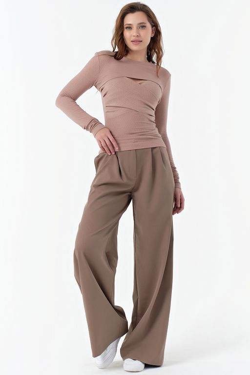 Джемпер трикотажный с вырезом на груди бежевый