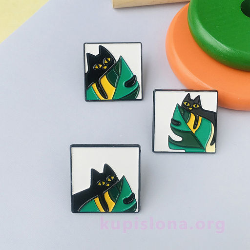 Брошь-значок Cat with leaf