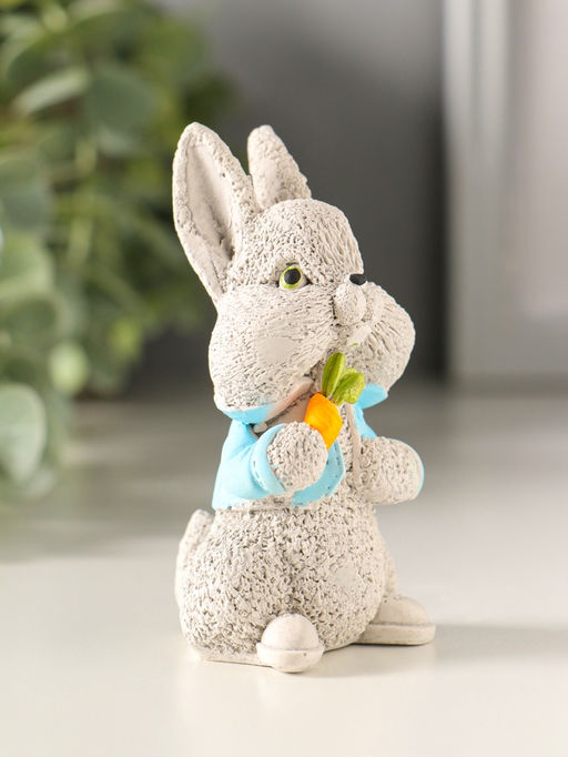 Фигурка гипс Кролик с морковкой, 7?5?4 см, серый