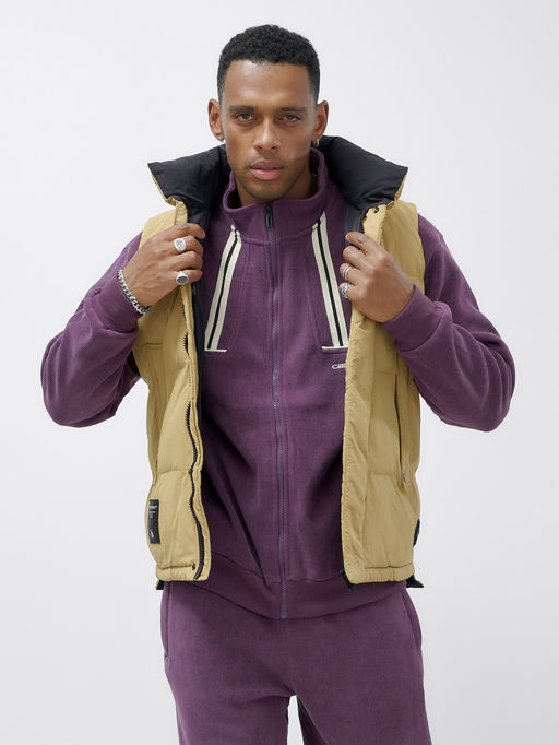 Жилет мужской утепленный спортивный бежевого цвета 15326B