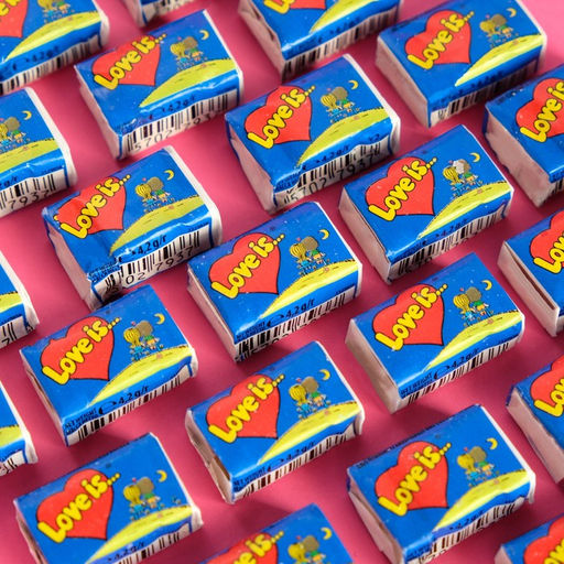 Цена за 100 шт. Жевательная резинка Love is Банан и клубника, 4.2 г