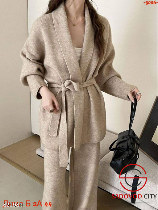 Шерстяной женский костюм