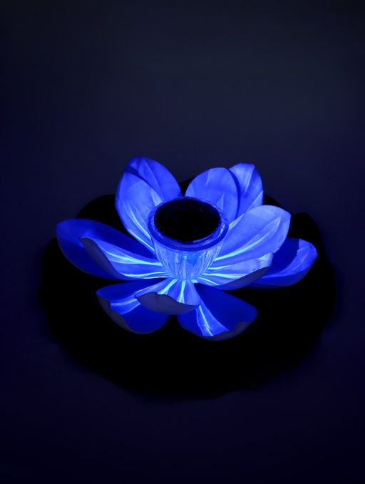 Садовый светильник для водоемов 28 х 28 х 9 см на солнечной бат-е "Лотос" бел N011