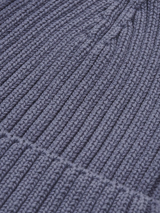 Синяя вязаная шапка