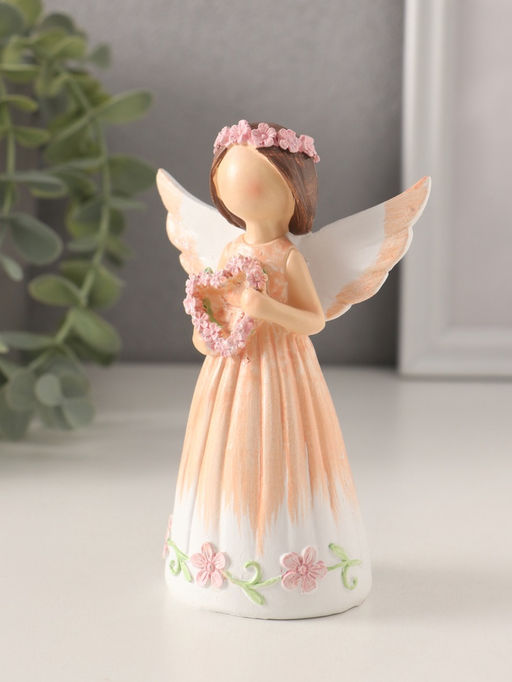 Фигурка полистоун Девушка-ангел в персиковом платье, с венком-сердце, 8?4.5?12 см