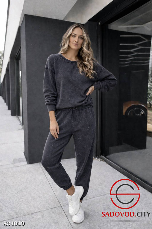 Костюм спортивный двойка со стразами