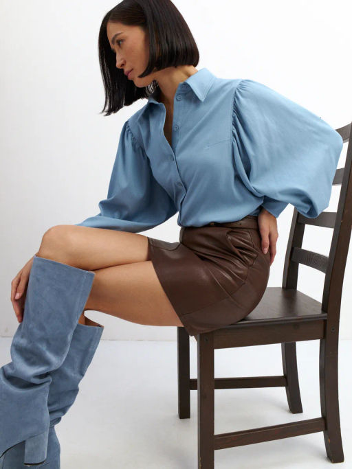 Блузка с объемным рукавом из тонкой джинсы голубой