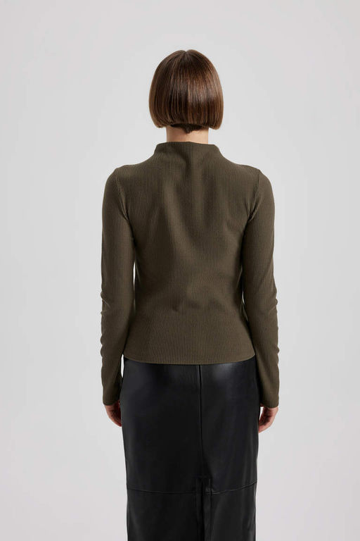 Облегающая футболка с воротником на бретельках и длинными рукавами в рубчик - Defacto фото 6