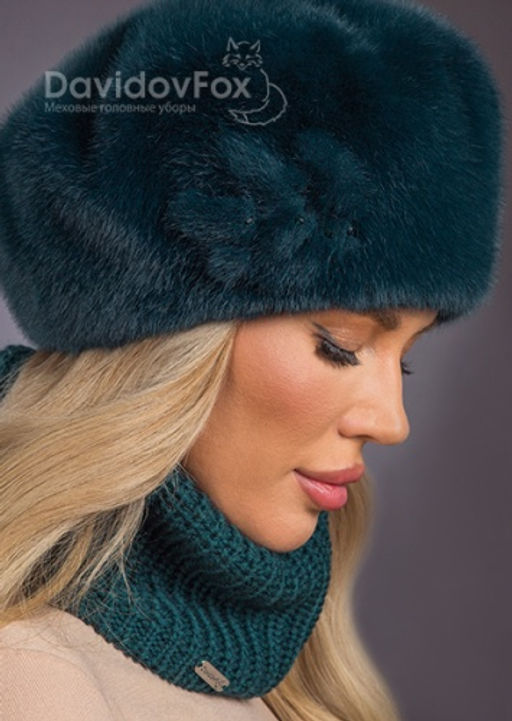 Шапка Берет экомех с украшением изумруд