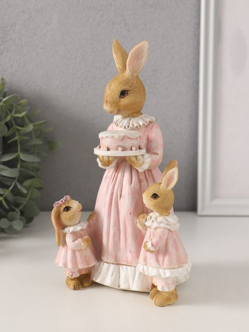 Фигурка полистоун «Мама зайка с дочками: именинный торт», розовый, 12.5×9.5×20.5 см