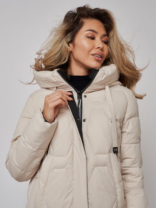Пальто утепленное молодежное зимнее женское бежевого цвета 589899B - RoccaManer фото 15