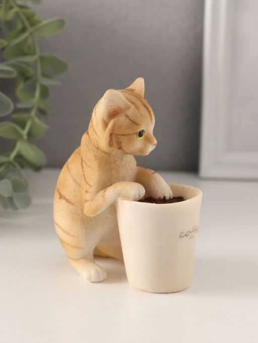 Фигурка полистоун «Рыжий котёнок с чашкой кофе», 8.5×5.5×10 см