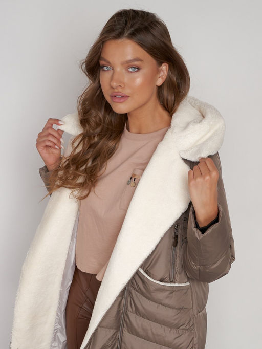 Пальто утепленное с капюшоном зимнее женское коричневого цвета 132255K - Visdeer фото 19