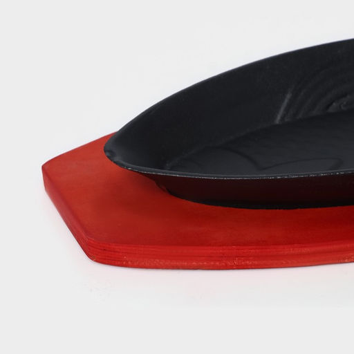 Сковорода чугунная на деревянной подставке «Рыбка», 30×13×3 см, цвет чёрный