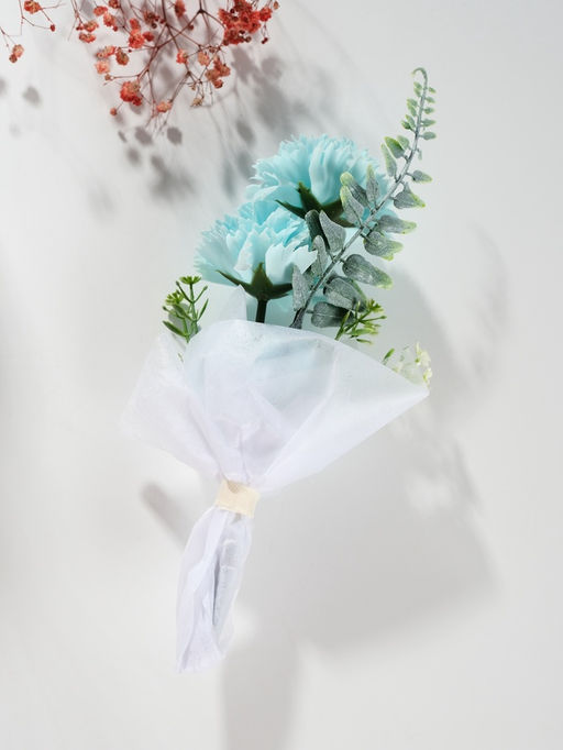 Букет из мыльных лепестков для ванны «Три гвоздики на подиуме», подарочный, голубой, 8×8×25 см