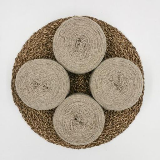 Пряжа для ручного вязания.