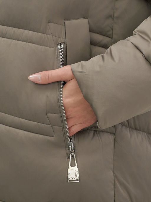 Пальто зимнее утепленное с капюшоном женское светло-коричневого цвета 7779SK - Visdeer фото 9