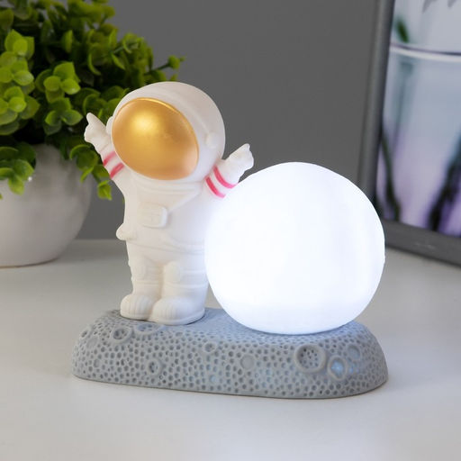 Фигурка светящаяся RISALUX «Крутой космонавт», LED-ночник, 2 Вт, RGB, от батареек 3×LR44, бело-золотой, 11×6×11 см