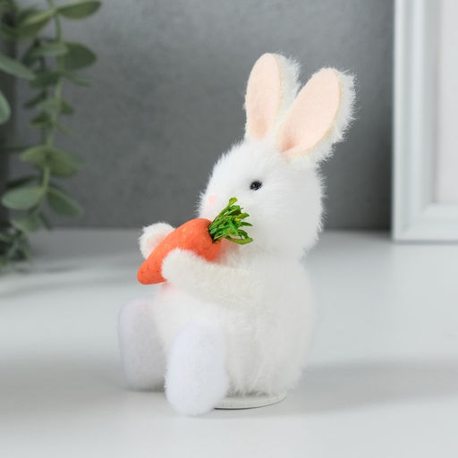Фигурка Зайка с морковкой, 6.5?6.8?11.7 см