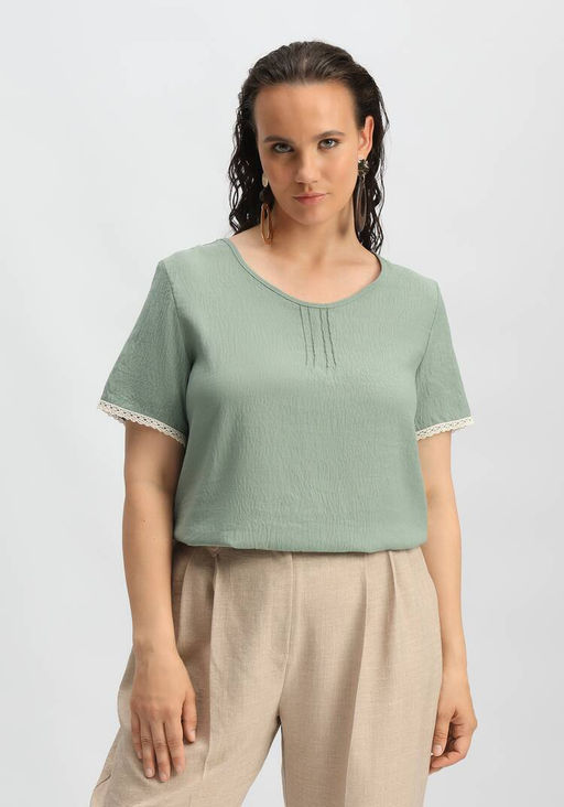 Футболка с кружевными вставками на рукавах зеленый