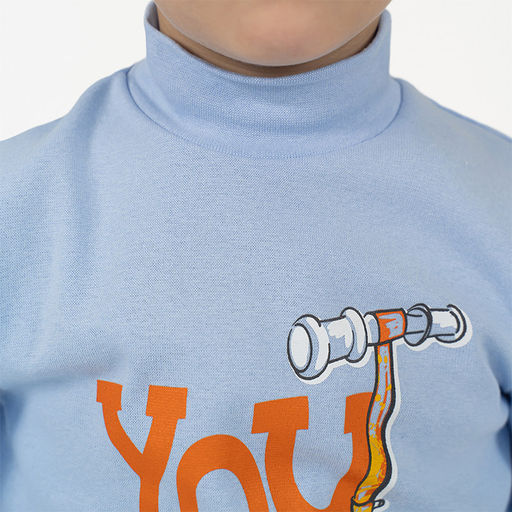 Джемперводолазка голубая рисунок самокат