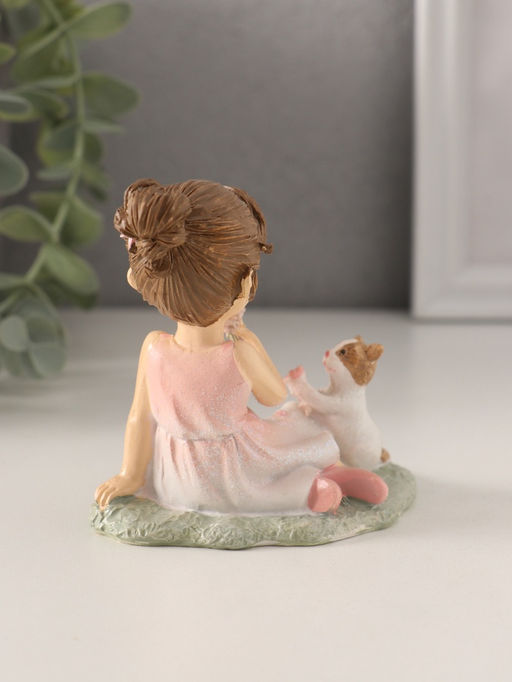Фигурка полистоун «Девчушка с котёнком на лужайке», розовый, 9.5×6.5×8.5 см