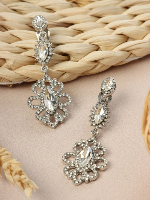 Клипсы для ушей висячие со стразами QF Ажур в стразах, эллипс, цвет белый в серебре