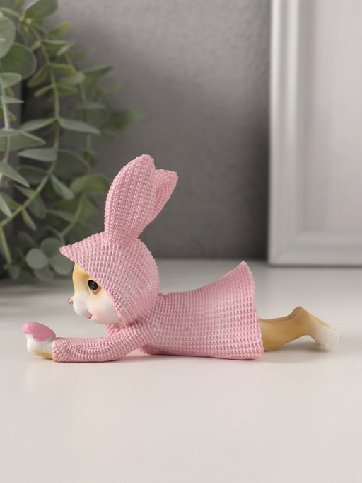 Фигурка полистоун Зайка в вязаном розовом платьице, смотрит на сердечко, 12.5?5.5?8 см