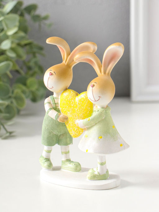 Сувенир полистоун "Зайки-малыши в зелёных нарядах, с большим жёлтым сердцем" 13,5 см