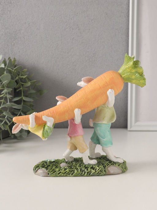 Фигурка полистоун «Зайчата несут большую морковь», 19.5×6.5×18 см