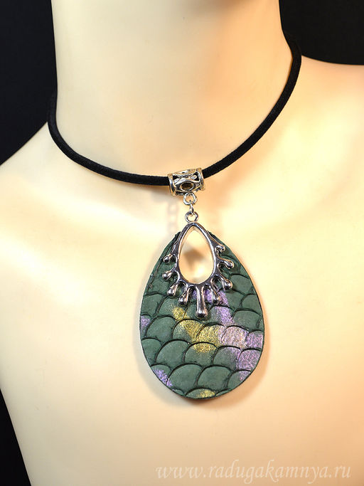 Кулон на шнурке Чешуя капля 44*65мм цв.хаки, 45см