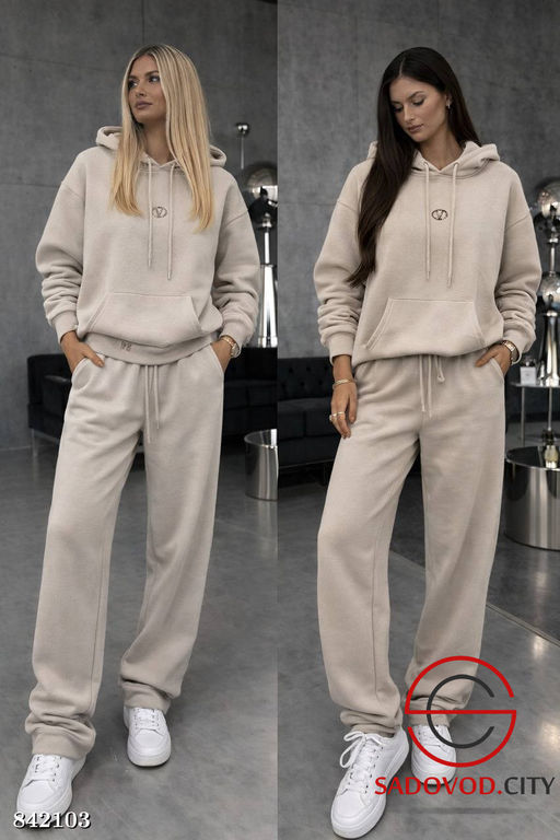 Спортивный женский костюм