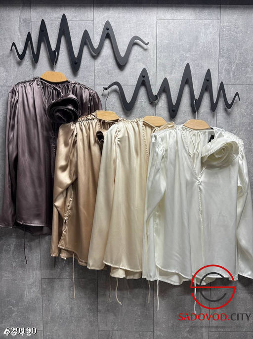 Атласная блуза на кнопках и шнурке