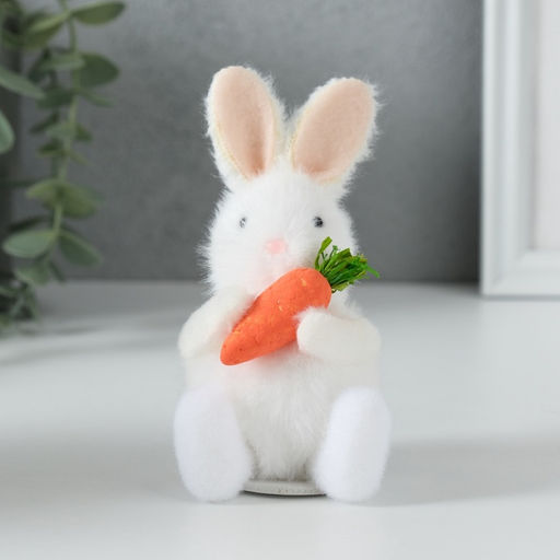 Фигурка Зайка с морковкой, 6.5?6.8?11.7 см