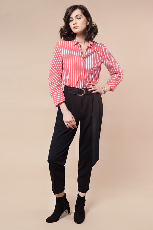 Блузка из эластичного хлопка с дизайнерским кроем рукава.