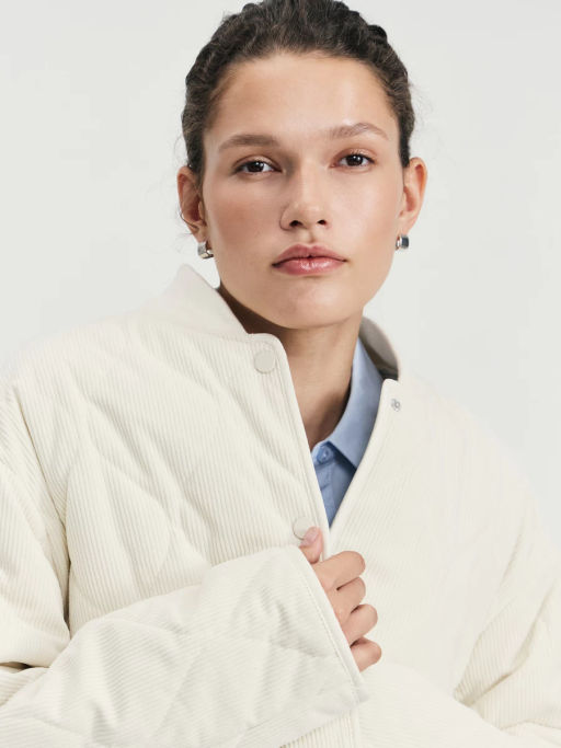 Стеганая куртка-бомбер из фактурной ткани / Zarina фото 9