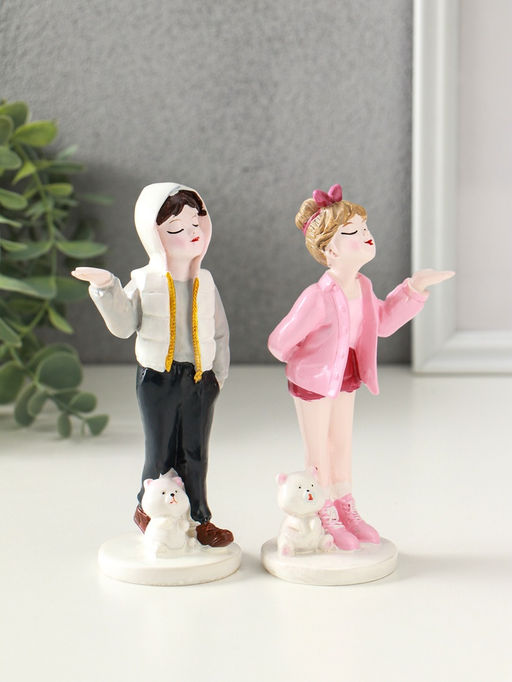 Набор фигурок полистоун «Подростки с мишками», 2 шт., 5.2×6.5×14.5 см