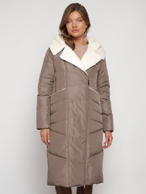 Пальто утепленное с капюшоном зимнее женское коричневого цвета 132255K - Visdeer фото 6