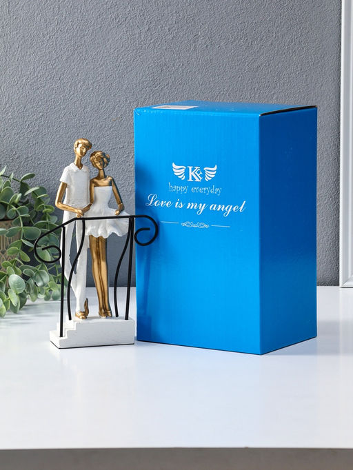 Сувенир полистоун "Парочка стоит на лестнице с перилами" бело-золотой 4,4х12,5х21 см