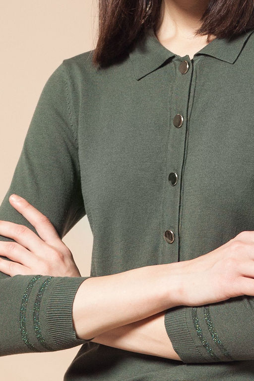 Джемпер - поло с золотистыми пуговицами и люрексом на рукавах